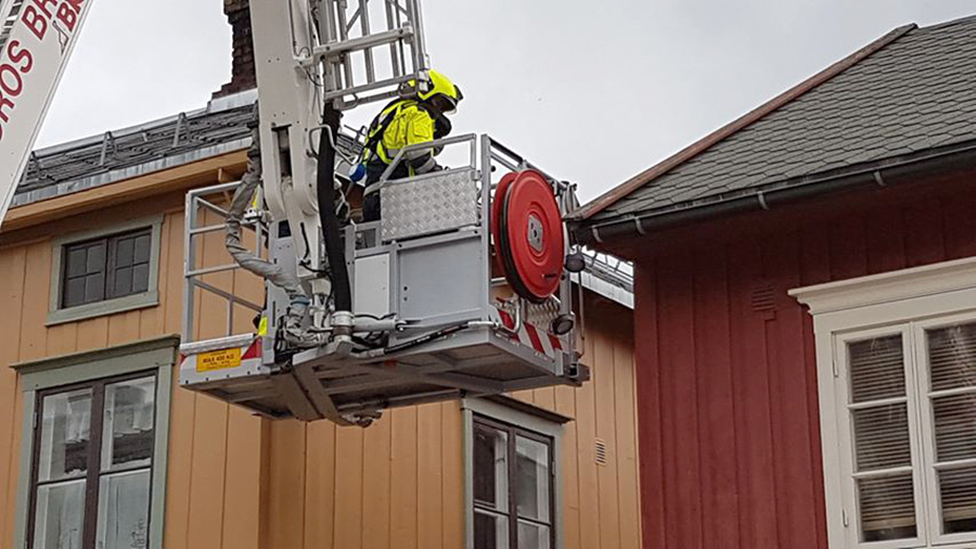 Brann - og redningstjenesten reddet en fugl som satt fast under et møne i Kirkegata i dag. Foto: Ragnhild Bjerkan