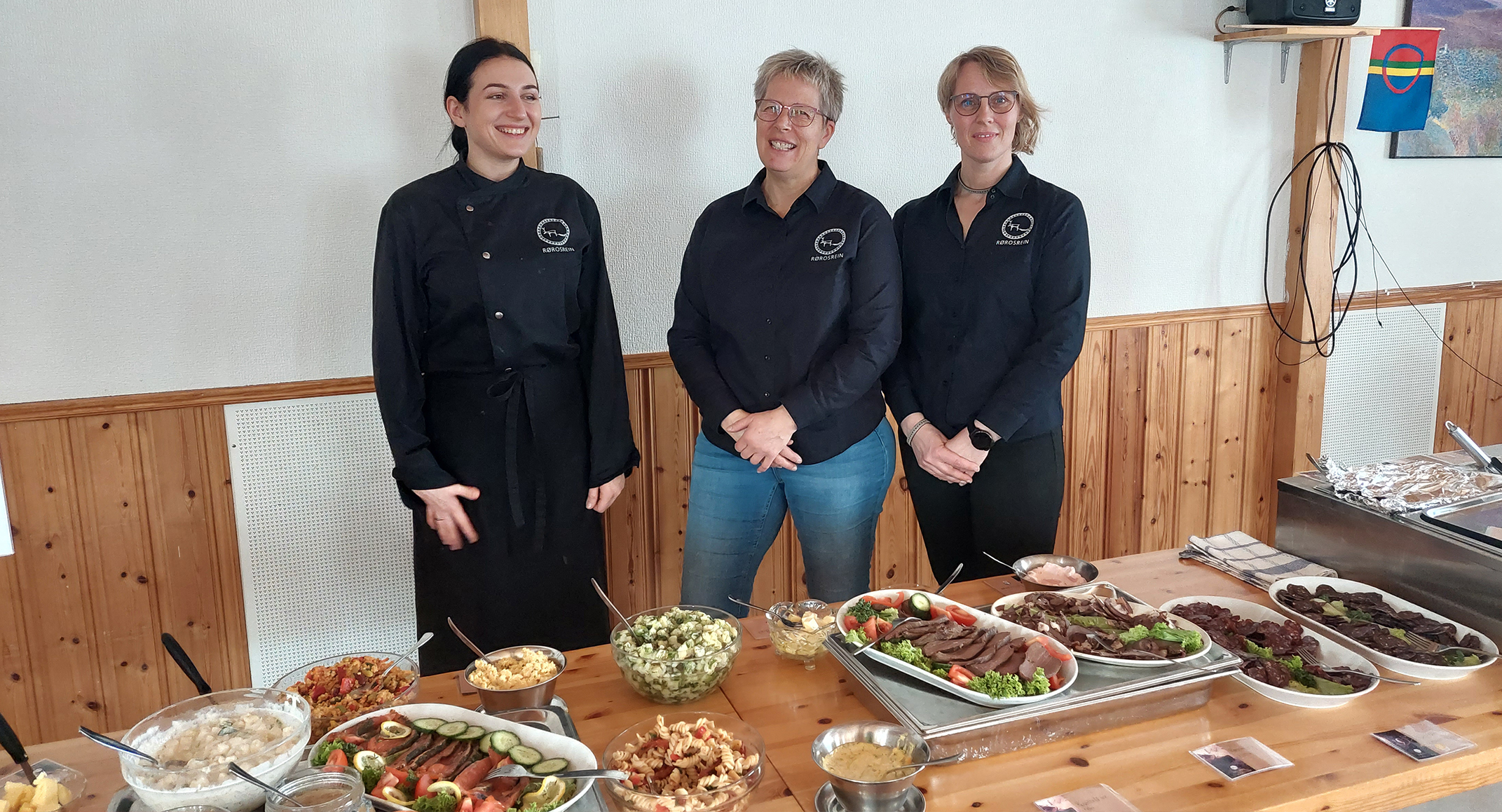 Alisa Taran, Marit Mikkelsen og Torunn Størseth Engan tilbyr buffet I Eldresentret. Foto: Tore Østby