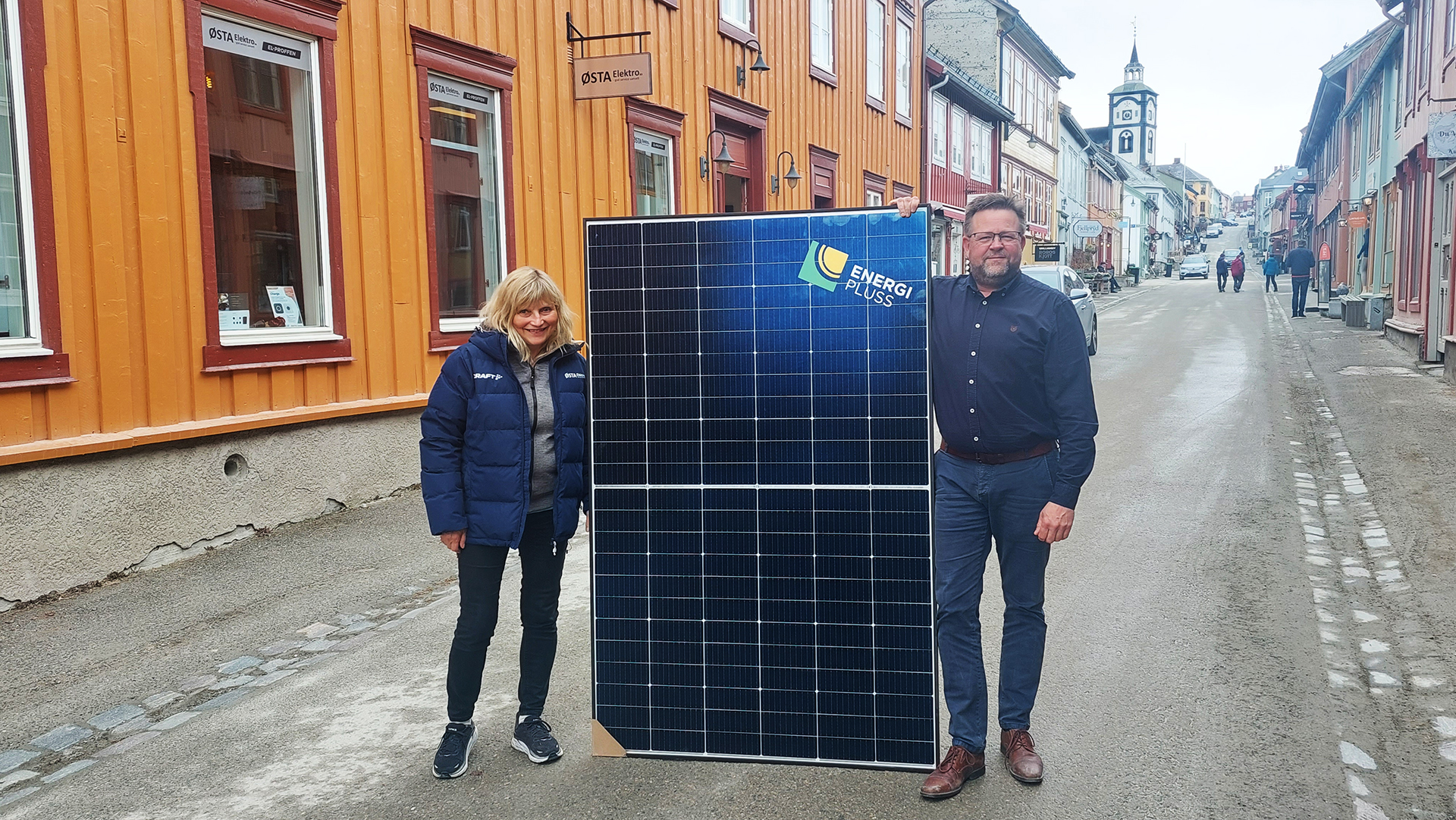 Hege Iren Tollan og Odd Erik Trønnes vil ha solceller på sørvendte og flate tak på Røros.
Foto: Tore Østby