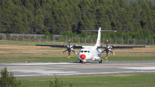 DATs rutefly under landing på Røros Lufthavn.
Foto: Tore Østby DAT fly på bakken