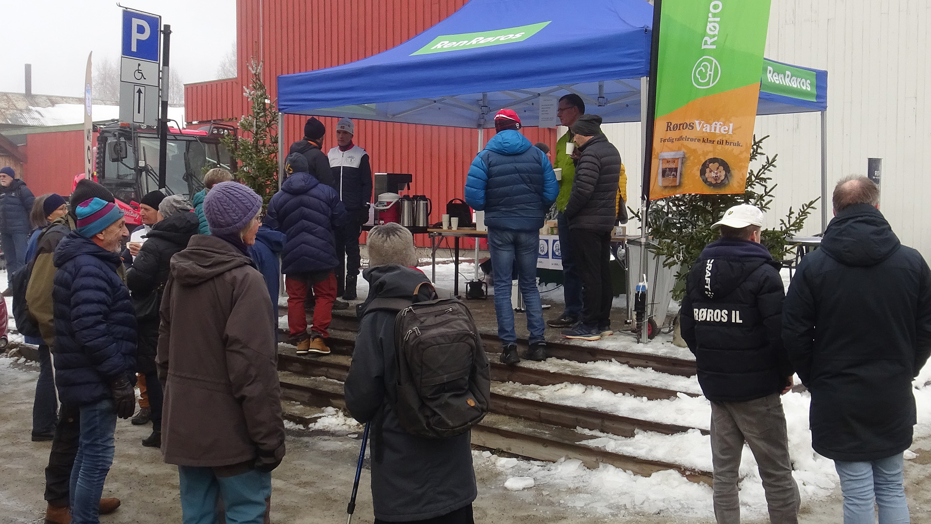 Folk strømmet til Røros Tur- ogløypeforenings jubileumsmarkering på Plattingen i dag.
Foto: Tore Østby