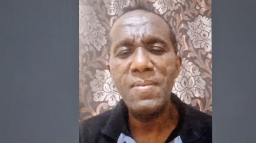 Nagga Hilemichael skal være med på nettelefon fra Kenya under folkemøte på Røros videregående skole. Nagga Hailemichael i Kenya