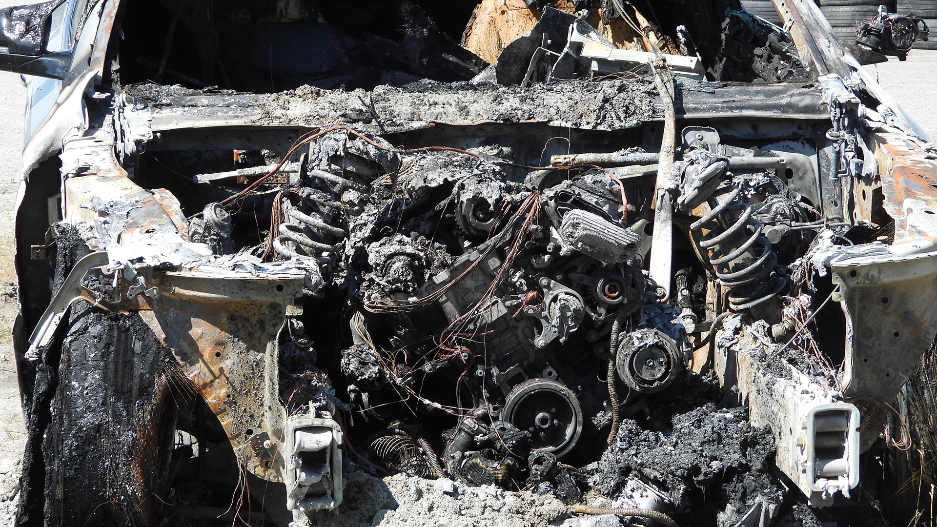 Bilen ble ødelagt i brannen.
Foto: Tore Østby
