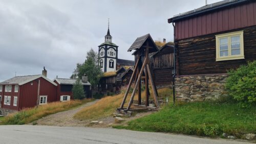 Røros 21. august 2025. Foto: Tove Østby Røros kirke og hyttklokka