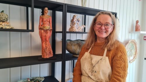 Keramiker Astrid Grue i sitt keramikkstudio i Veksthuset. Foto: Tove Østby Astrid Grue