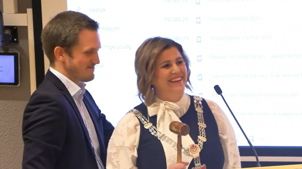 Christian Elgaaen overrakte kjede og klubbe til den nye ordføreren på Røros Sadmira Buljubasic.
Foto: Fjell-TV Skjermbilde 2025-10-30 123056