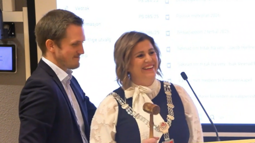 Christian Elgaaen overrakte kjede og klubbe til den nye ordføreren på Røros Sadmira Buljubasic.
Foto: Fjell-TV Skjermbilde 2025-10-30 123056