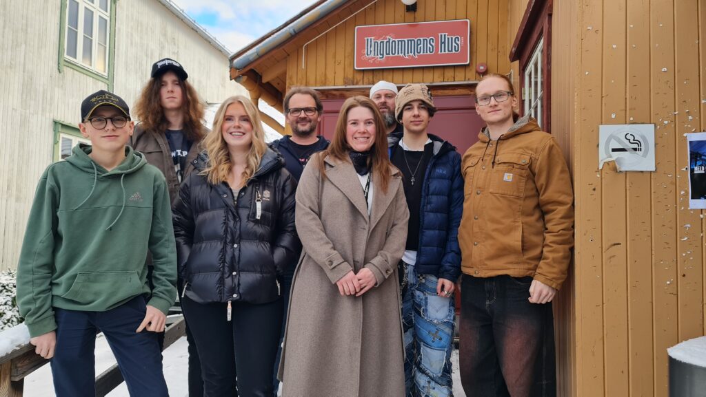Glade for å kunne arrangere julebord. Deler av Ungdomsrådet i Røros kommune sammen med Ove Testad og Haldor Bromstad fra Ungdommens Hus Røros og Silje Rønning fra Rørosbanken. Foto: Tove Østby 20251209_112339
