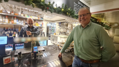 Daglig leder for Kaffestuggu, Rolf Hamland og lokalmatentusiast, Gudbrand Rognes gleder seg til Mat - og ølfestivalen. Foto: Tove Østby Festival