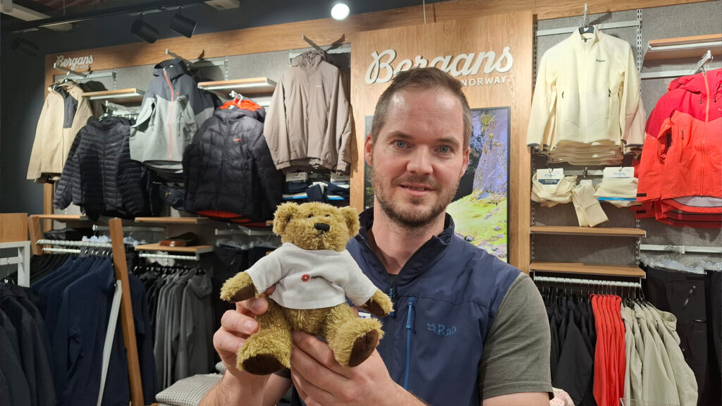 Kristoffer Sandnes Kojedal og Rørosnytt-Bamsen. Foto: Tore Østby Kristoffer og bamsen