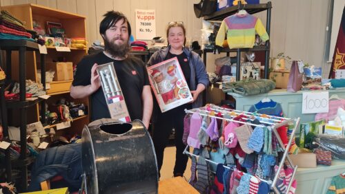 John Rasmus Ryen og Lene Kathrine Gullikstad har mange fine premier i Frelsesarmeen sitt kjinnbytte-lotteri under martnan. Foto: Tove Østby Rørosmartnan 2026