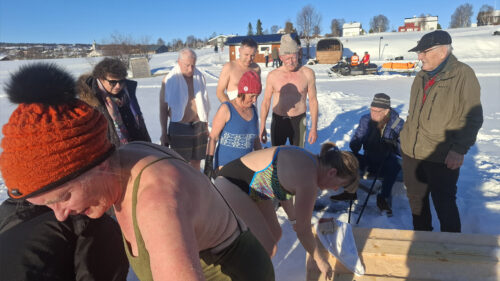 Det ble badekø ved hullet i isen på Gjettjønna i dag. Foto: Tore Østby Badekø på isen