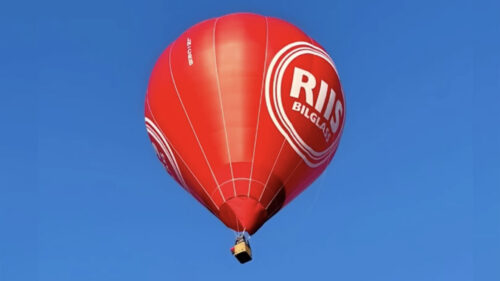 I morgen skal Riis bilglass sin enorme varmluftsballong sveve over Røros.
Foto: Riis Bilglass Luftballong