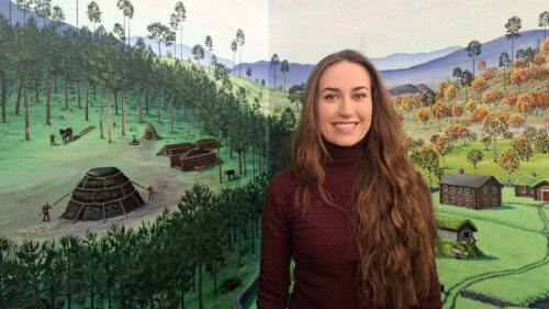 Oline Bergebakken Sundt foran sitt veggmaleri i hovedbygget ved Doktortjønna.
Foto: Tore Østby Oline 1