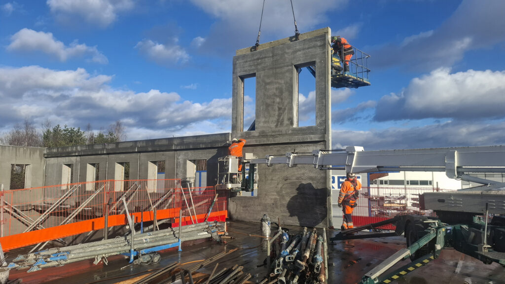 Montering av elementer på nye A4 Arena A4 bygging