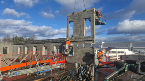 Montering av elementer på nye A4 Arena A4 bygging