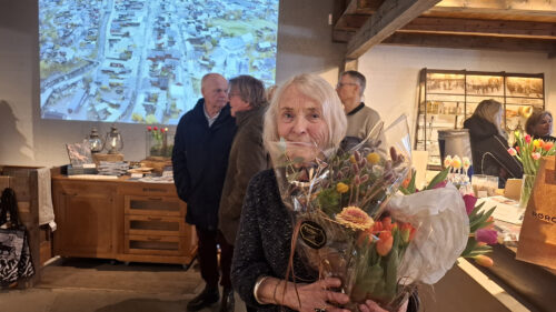 Kari Vartdal Opsvik med tulipanene som viser at hun var hedersgjest under åpningen av "Peter Opsvik - Moved by moment"
Foto: Tore Østby Kari Vartdal Opsvik