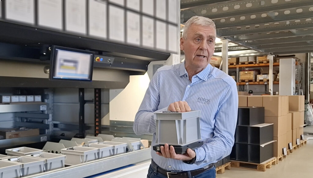 Rolf Schølberg viser fram en av de mange beholderne, som ved hjelp av innebygde vekt, selv bestiller påfyll fra leverandøren.
Foto: Tore Østby Rolf Schølberg