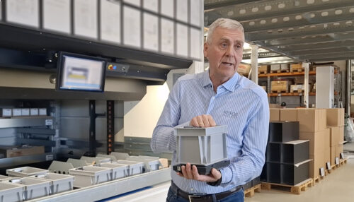 Rolf Schølberg viser fram en av de mange beholderne, som ved hjelp av innebygde vekt, selv bestiller påfyll fra leverandøren.
Foto: Tore Østby Rolf Schølberg