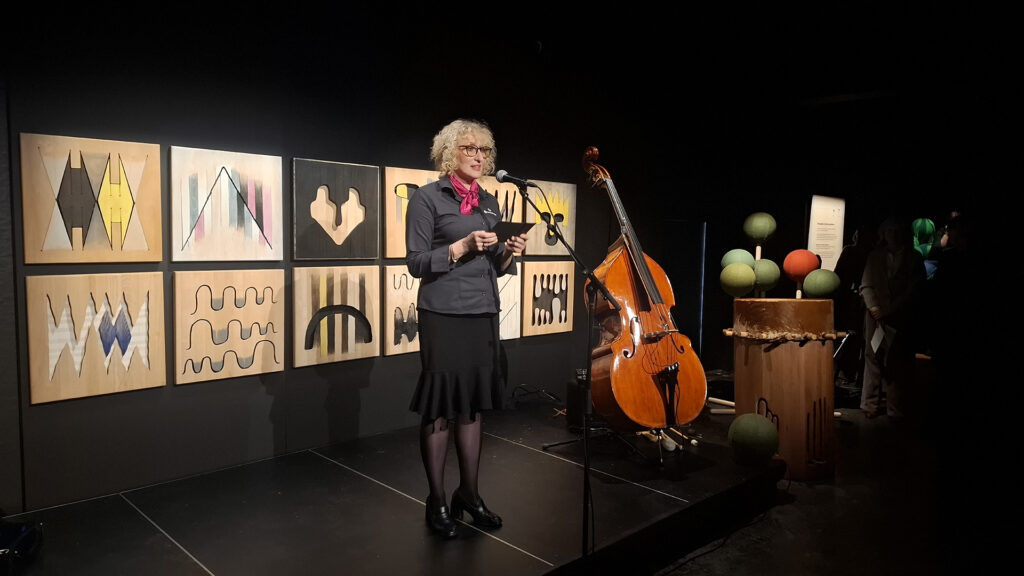 Runa Finborud var en av talerne da utstillingen "Peter Opsvik - Moved by movement" ble åpnet.
Foto: Tore Østby Runas åpningstale