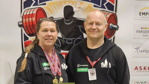 Hilde O. Dretvik og Geir Bedin fra Røros styrkeløftklubb deltok på NM i helga. Foto: Theo Dretvik Styrkeduo