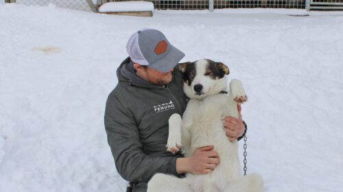 Klas Sommer sammen med en av hundene sine. Foto: Tove Østby 3
