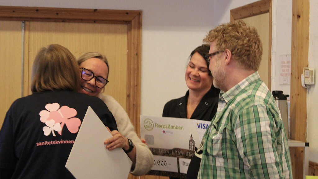 Nestleder i Sanitetskvinnene Røros Anne-Berit Floor delte ut pengegavene til Utendørsterapi og legevakttjenesten. Foto: Tove Østby Sanitetskvinnene Røros pengegave