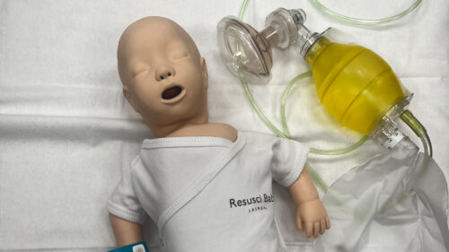 Dukke og utstyr for akuttmedisinsk trening på syke barn Dukke