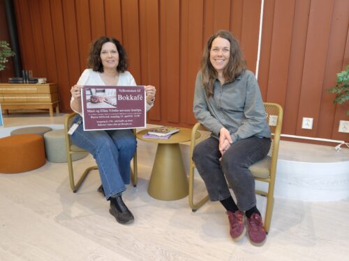 Ellen Vibeke Solli Nygjelten og Mari Snortheim inviterer til Bokkafé på Røros bibliotek. Foto: Tove Østby Bokkafe
