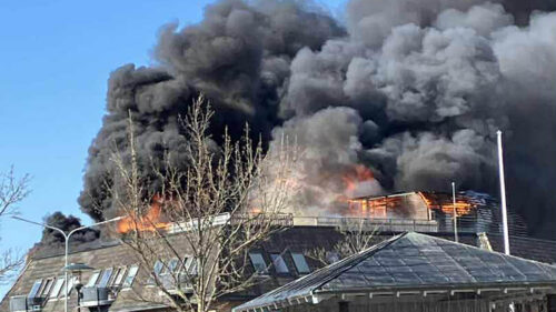 Det er intens brann i en stor bygning og fare for spredning.
Foto: Paal William Craig Furunes Intensbrann