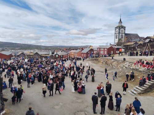 Oppstilling til årets 17. mai-tog på Malmplassen. Foto: Tove Østby 17.mai 2026