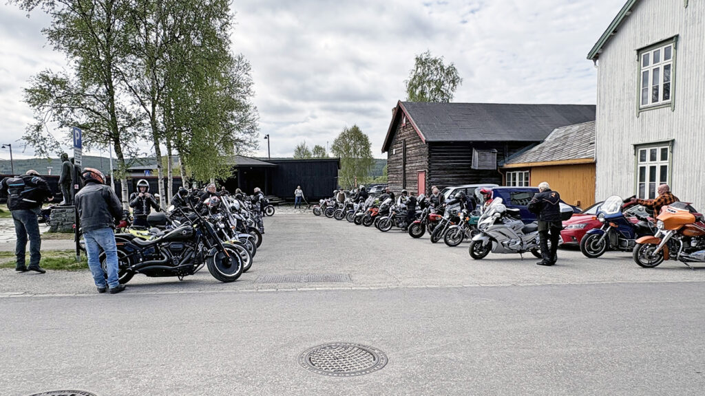 Motorsykkelsamling i parken
Foto: Tore Østby Motorsykkelsamling i parken