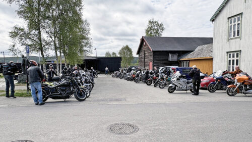 Motorsykkelsamling i parken
Foto: Tore Østby Motorsykkelsamling i parken