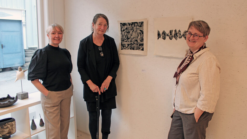Ellen Kristine Klemmetvold, Ingrid Viksmo og Sigrid M. Jansen under utstillingsåpningen. Foto: Tove Østby Utstilling