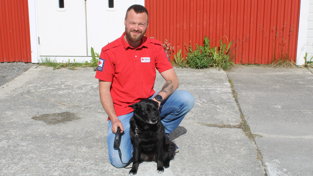 Medlem i Røros Røde Kors Hjelpekorps, Lars Kristian Lauritzen sammen med hunden sin. De to vennene er ikke besøkshund. Foto: Tove Østby Røros Røde Kors Hjelpekorps