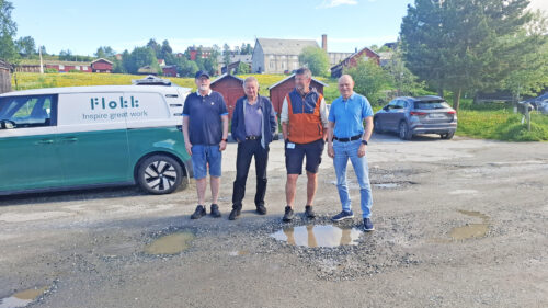 Styreleder i Røros Parkering, Kjell Morten Hansen, grunneier Kjell Magnus Krog, daglig leder i Røros parkering Jon Anders Kokkvoll og teknisk sjef i Røros kommune Dag Øyen på Tufta.
Foto: Tore Østby Bøteleggerne