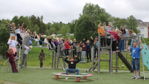 5.trinn ved Røros skole jubler for 2.plassen i Skoglekene. Foto: Tove Østby Jubelbilde