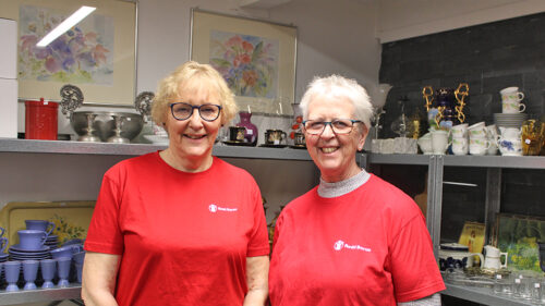 Leder for Redd Barna Røros, Borghild Krog og butikkansvarlig Tove Ødegård. Foto: Tove Østby Redd barna 2