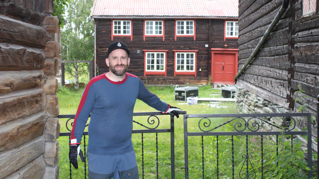 Daglig leder i Røros Konserter, Thomas Ryjord ønsker velkommen til konserter og familiedag i Lars-Persa Gården i sommer. Foto: Tove Østby Lars – Persa Gården