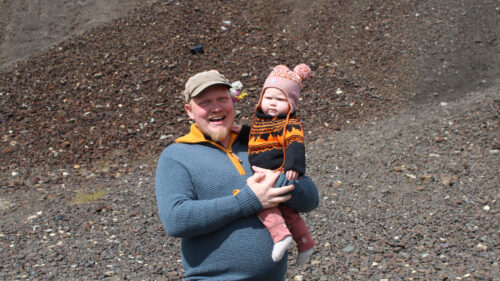 Stian Tranung og datteren Alvilde trives på Slegghaugane i sommer. Foto: Tove Østby Elden 2026