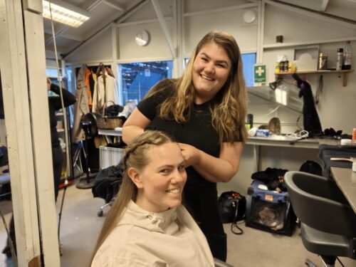 Linnea P. Røisgård blir flettet av Vivian Dahl. Foto: Tove Østby Elden 2026