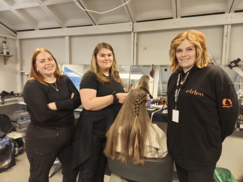 Sminkørene i sminkebua gjør skuespillerne klare for Elden-scenen. Margit Wintervold, Vivian Dahl og Linn-Kristin Bukkvoll. Foto: Tove Østby Elden 2026 sminkebua