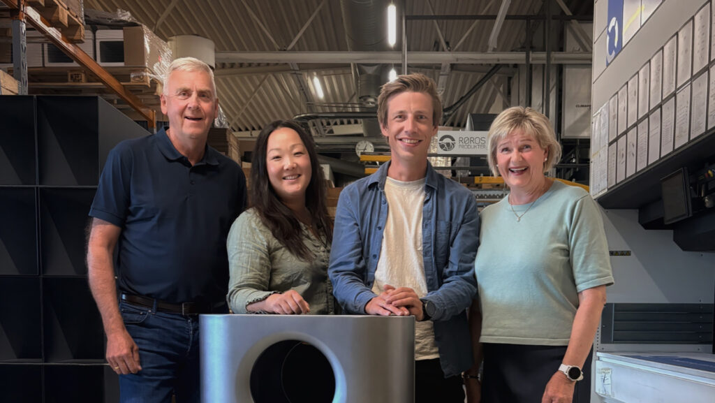 Gamle og nye eiere hos Røros Produkter. Rolf Schjølberg, Gunhild Sun Bellsli, Andreas Garnes Bergh og May Kristin Knutsen. Foto: Privat Design uten navn – 1