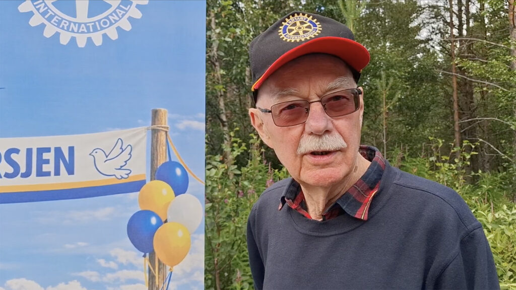 Ivar Brokhaug be folk marsjere for Ukraina I Møllmannsdalen.
Foto: Tore Østby Brokhaug Ukraina
