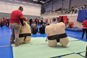 HalloVenn 2025. Sumobryting er en slager. Foto: HalloVenn Røros.