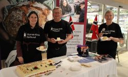 Human - Etisk Forbund Røros, Os og Holtålen serverte kake. Styremedlem Marianne Myhre Andersen, økonomiansvarlig Geir Lundh og leder Mariann Buås - Hansen. Foto: Tove Østby