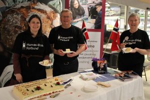 Human - Etisk Forbund Røros, Os og Holtålen serverte kake. Styremedlem Marianne Myhre Andersen, økonomiansvarlig Geir Lundh og leder Mariann Buås - Hansen. Foto: Tove Østby