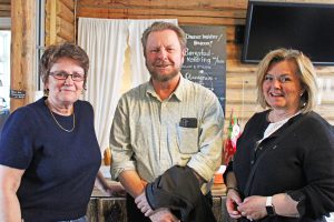 Lillian Sandnes, Odd Sletten og May Lisbeth Hamland møttes på jubileumsfeiring. Foto: Tove Østby