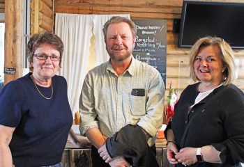 Lillian Sandnes, Odd Sletten og May Lisbeth Hamland møttes på jubileumsfeiring. Foto: Tove Østby