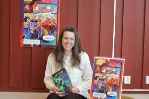 Bibliotekar ved Røros bibliotek, Mari Snortheim gleder seg til årets Sommerles starter. Foto: Tove Østby